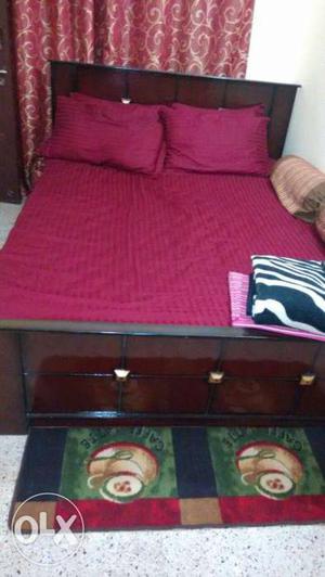 Selling queen size bed (dimension:5×6), around a