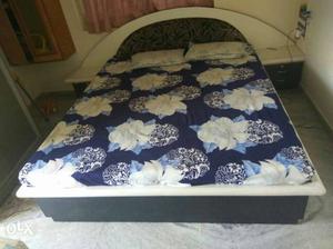 Double bed with Kurlon mattress, two side drawers.