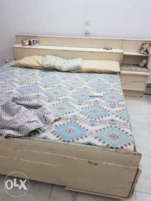 Double king size box bed with sode table