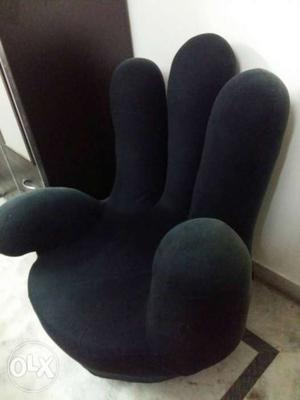 Finger shape sofa chair. Good conditon. 9 months