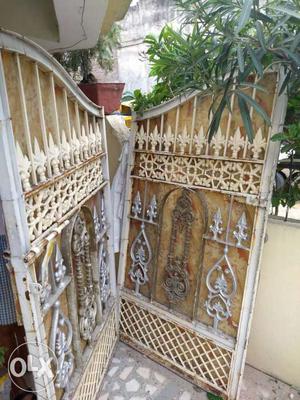 Gate with two doors. Excellent condition.