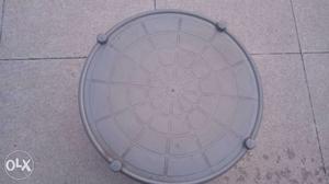 Grey plastic round center table. Good condition.