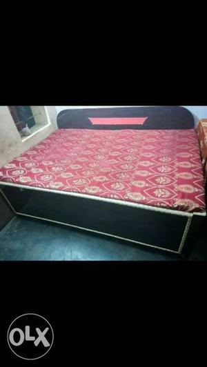 Single deewaan bed with best wooden... 2 months old
