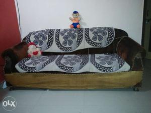 This is 5seater sofa and 5years old. This is used