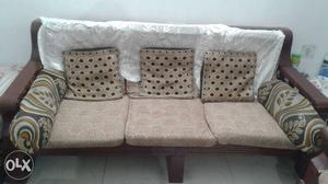 3+2 comfirt seating sofa with 2 chairs in good