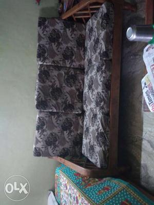 5 seater wooden sofa with cusion in good condition