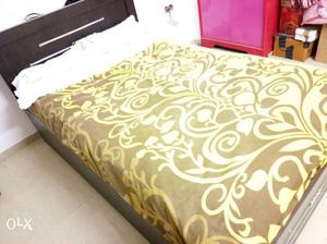 5/4" Good quality, nicely kept wooden bed with