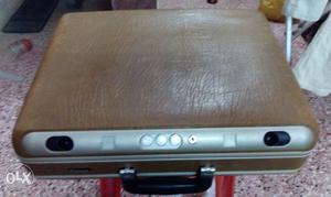 Hard top and bottom suitcase in good condition