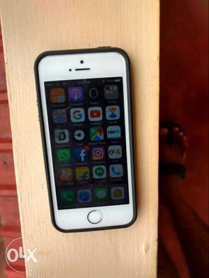 Iphone se 64 gb full box neat condition can check