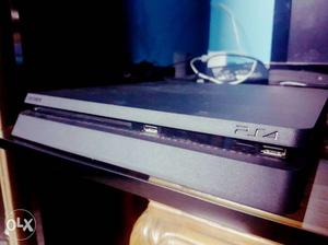 New playstation 4.. with 4 great games and 2