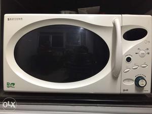 White Samsung Microwave Oven