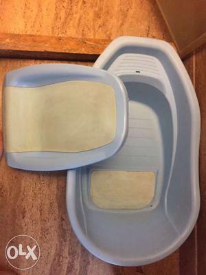 Baby bath tub with attachment for 3-6 months old
