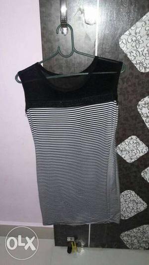 Black And Gray Scoop-neck Sleeveless Shirt