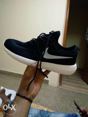 Black And White Nike Roshe Run Shoe