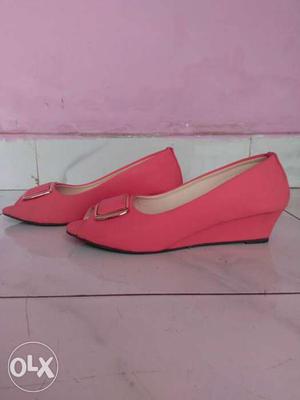 I want to sell my newly buyed sandal which is