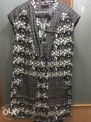 Black and white printed top with two pockets; Rayon