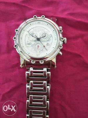 Round Silver Chronograph Watch With Silver Straps