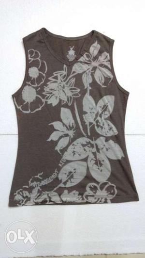 Sleeveless Top. Size - Small Item has been used.