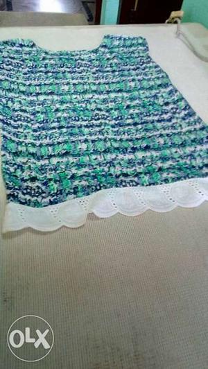 Women's Blue And Green Floral Scoop-neck Sleeveless Blouse