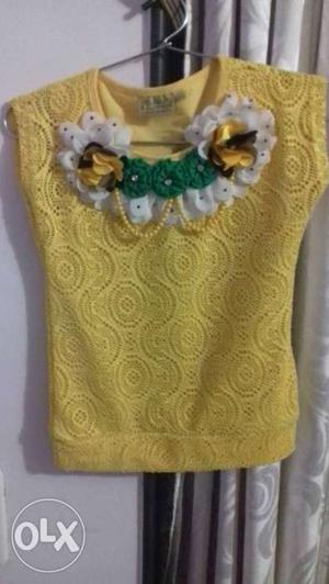 Yellow Floral Scoop-neck Top - 32 size