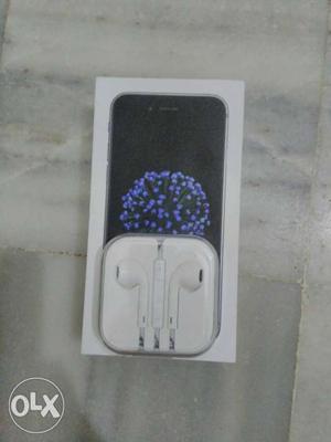 Apple headphone seal pack original n brand new
