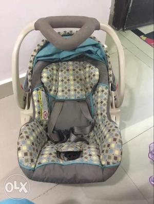 From USA used only twice baby trend baby seat.