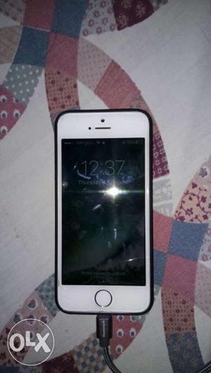 IPhone 5s silver 16gb with full kit phone is in
