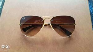 Rayban avaiator colour it is gifted brand new as