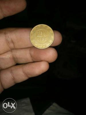 Round Gold 200 Lire Coin
