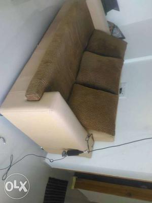 Set of two 3 seater sofa in good condtion.4