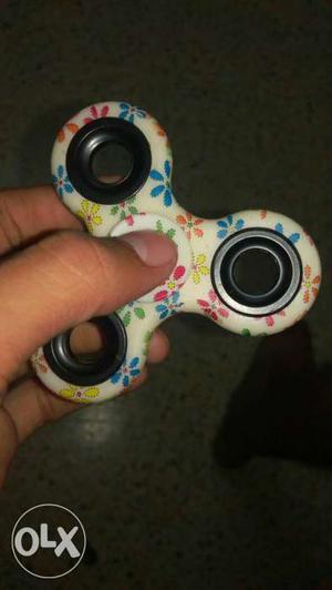 White, Blue,and Pink Floral Tri-spinner