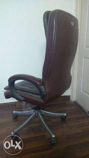 Executive rotating chair in good condition.