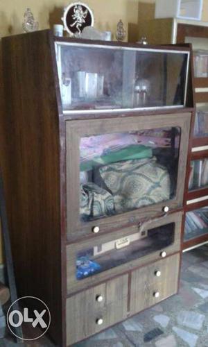 Selling wooden cabinet in a good condition