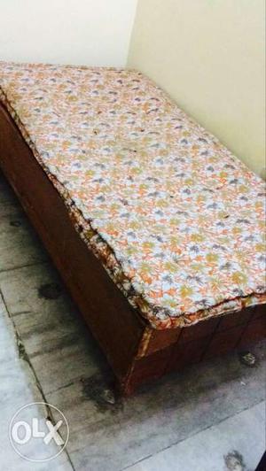 Single bed wid storage and mattress