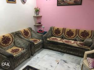 Sofa set with 2 pillows in good condition.