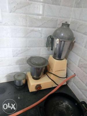 3 Stainless Steel Jars Sumeet mixy neatly maintained and