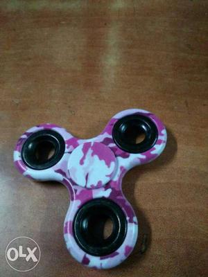 A metal camo pink fidget spinner spinning time 1min and 50