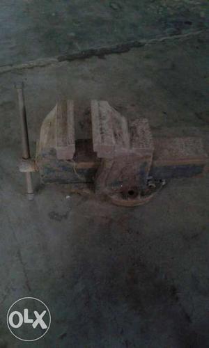 BENCH VICE APEX make 5",other tools