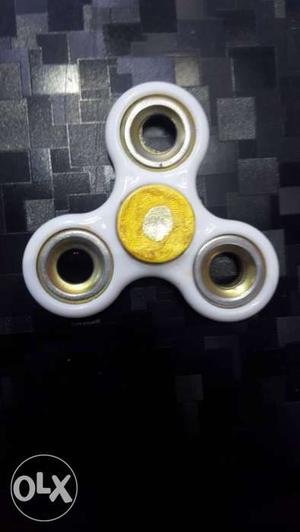 It is white and gold spinner.