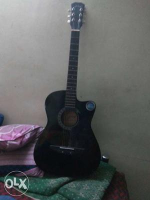 It's in very good condition I m offering guitar +