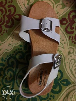 Unpaired White Open-toe Slingback Sandals
