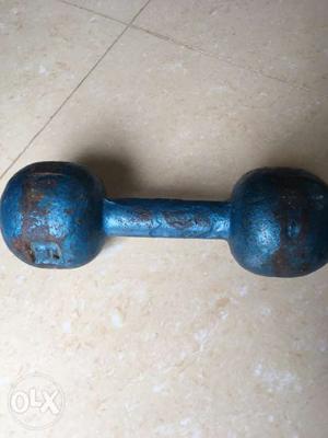 Dumbell. Material: Iron. Weight: 7.5