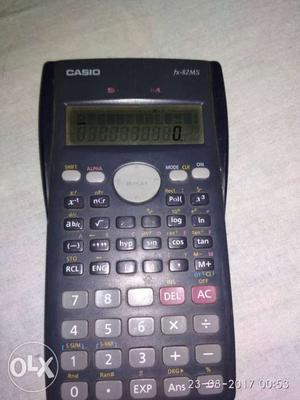Scientific calculator. good condition but no a