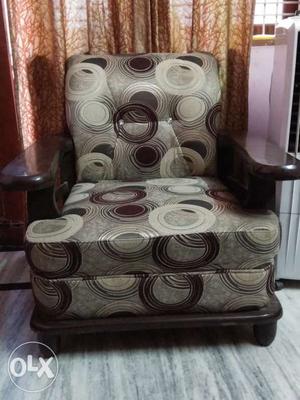 8 months old (3+1+1) sofa set with very good