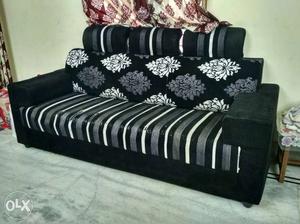 Black sofa set 3+1+1 of in good condition(price