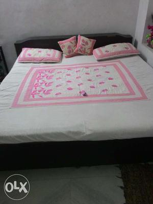 Double bed with box in condition