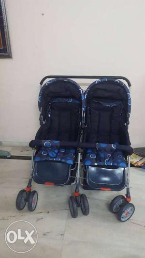 Twins baby pram/stroller.. good as brand new..