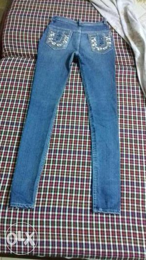 A blue colour pencil jeans, good in quality