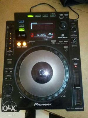 Pioneer cdj 900 CD player plays Pier and Djm 700 mixer with