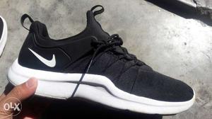 Nike darwin full black. sale  urgent. Size 9